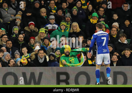 Norwich, Royaume-Uni. 18 janvier, 2019. Habillé d'un ventilateur de Norwich City pousse Connor Mahoney de Birmingham City - Norwich City v Birmingham City, Sky Bet Championship, Carrow Road, Norwich - 18 janvier 2019 Editorial - N'utilisez que des restrictions s'appliquent : Crédit DataCo Images Journée Limited/Alamy Live News Banque D'Images