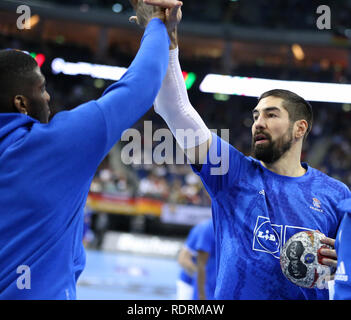 L'Allemagne. Berlin, Allemagne. 17 Jan 2019. IHF Handball Championnat du monde masculin, Berlin, Allemagne.Nikola Karabatic (R) se serrer la main avec Dika Mem (L) pour la France au cours de l'échauffement avant le match Crédit : Mickael Chavet/Alamy Live News Banque D'Images