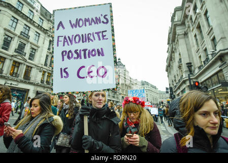 Londres, Royaume-Uni. 19 Jan, 2019. Une femme est titulaire d'un signe en altitude au cours de la Marche des femmes dans la capitale, l'une des 30 marches dans le monde entier comme pour protester contre la violence contre les femmes et l'impact négatif des politiques d'austérité. Londres, le thème cette année est "Du pain et des Roses", en l'honneur des suffragettes polonais Rose Schneiderman qui, en 1911, dit 'Le travailleur doit recevoir du pain mais elle doit avoir trop roses', en réponse à un incendie d'usine où 146 principalement des femmes travailleuses du vêtement est mort. Crédit : Stephen Chung/Alamy Live News Banque D'Images