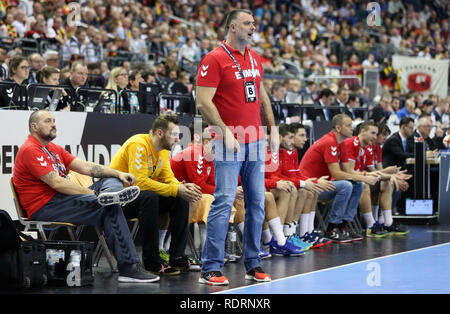 L'Allemagne. Allemagne, le 19 janvier 2019. Serbie Nenad headcoach Perunicic réagit Crédit : Mickael Chavet/Alamy Live News Banque D'Images