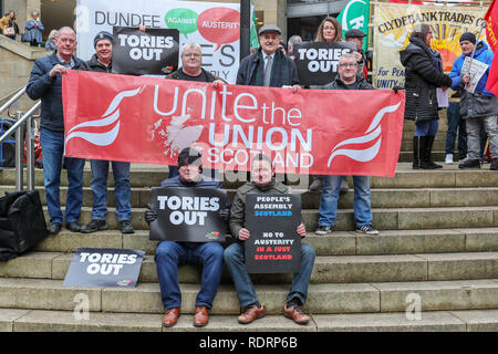 Glasgow, Royaume-Uni. 19 janvier 2019. Plusieurs centaines de militants syndicaux et partisans ont assisté à un rassemblement à Buchanan Street, Glasgow comme une manifestation contre les coupures du gouvernement aux services locaux, entraînant la perte de près de 50 000 emplois. Plusieurs syndicats étaient représentés, y compris UNITE, UNISON, RMT, PCS et la prison OFFICERS UNION Crédit : Findlay/Alamy Live News Banque D'Images