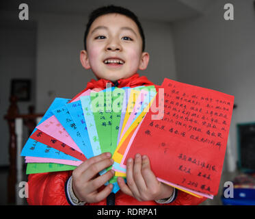 (190119) -- SHANGHAI, 19 janvier 2019 (Xinhua) -- l'excuse montre Zhuangzhuang notes qu'il a reçu de sa mère à Xuzhou, Jiangsu Province de Chine orientale, le 18 janvier 2019. Xue Feng est chef de train du chemin de fer de la Chine Shanghai Co., Ltd, dont le mari est un policier. En raison de leur emploi, ils ne peuvent pas accompagner leur fils zhuangzhuang tout le temps. A chaque fois que Xue Feng doit quitter la maison pour travailler pendant quelques jours, elle va écrire une excuse note à zhuangzhuang pour exprimer son regret. Et chaque fois quand zhuangzhuang reçoit une note d'excuse de sa mère, il l'introduira dans son 'treasur Banque D'Images