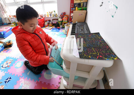 (190119) -- SHANGHAI, 19 janvier 2019 (Xinhua) -- Zhuangzhuang met l'excuse notes dans sa "boîte à trésor" à Xuzhou, Jiangsu Province de Chine orientale, le 18 janvier 2019. Xue Feng est chef de train du chemin de fer de la Chine Shanghai Co., Ltd, dont le mari est un policier. En raison de leur emploi, ils ne peuvent pas accompagner leur fils zhuangzhuang tout le temps. A chaque fois que Xue Feng doit quitter la maison pour travailler pendant quelques jours, elle va écrire une excuse note à zhuangzhuang pour exprimer son regret. Et chaque fois quand zhuangzhuang reçoit une note d'excuse de sa mère, il l'introduira dans son 'trésor b Banque D'Images