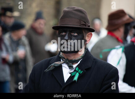 Whittlesey, España. 19 Jan, 2019. Whittlesey accueille la 40e Fête de l'ours de paille la procession le 19 janvier 2018. Le festival célèbre la vieille charrue Fenland coutume de défiler les ours de paille autour de la ville au mois de janvier de chaque année où ils consomment de la bière et du tabac de boeuf. Le cortège, mené par le faisceau des ours, a plus de 2o0 danseurs, musiciens et artistes. Ils effectuent, Molly traditionnel Morris, Boucher et l'épée de la danse. Il y a des concerts prévus pour les soirées Crédit : WansfordPhoto/Alamy Live News Banque D'Images