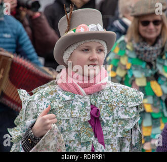 Whittlesey, España. 19 Jan, 2019. Whittlesey accueille la 40e Fête de l'ours de paille la procession le 19 janvier 2018. Le festival célèbre la vieille charrue Fenland coutume de défiler les ours de paille autour de la ville au mois de janvier de chaque année où ils consomment de la bière et du tabac de boeuf. Le cortège, mené par le faisceau des ours, a plus de 2o0 danseurs, musiciens et artistes. Ils effectuent, Molly traditionnel Morris, Boucher et l'épée de la danse. Il y a des concerts prévus pour les soirées Crédit : WansfordPhoto/Alamy Live News Banque D'Images