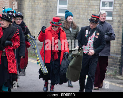 Whittlesey, España. 19 Jan, 2019. Whittlesey accueille la 40e Fête de l'ours de paille la procession le 19 janvier 2018. Le festival célèbre la vieille charrue Fenland coutume de défiler les ours de paille autour de la ville au mois de janvier de chaque année où ils consomment de la bière et du tabac de boeuf. Le cortège, mené par le faisceau des ours, a plus de 2o0 danseurs, musiciens et artistes. Ils effectuent, Molly traditionnel Morris, Boucher et l'épée de la danse. Il y a des concerts prévus pour les soirées Crédit : WansfordPhoto/Alamy Live News Banque D'Images