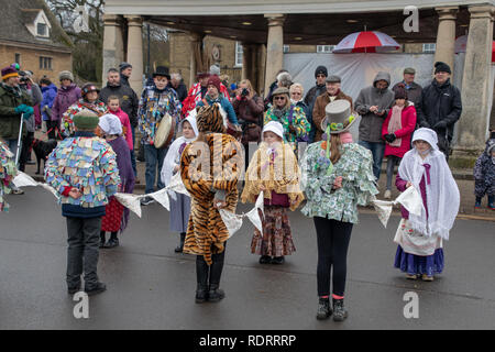 Whittlesey, España. 19 Jan, 2019. Whittlesey accueille la 40e Fête de l'ours de paille la procession le 19 janvier 2018. Le festival célèbre la vieille charrue Fenland coutume de défiler les ours de paille autour de la ville au mois de janvier de chaque année où ils consomment de la bière et du tabac de boeuf. Le cortège, mené par le faisceau des ours, a plus de 2o0 danseurs, musiciens et artistes. Ils effectuent, Molly traditionnel Morris, Boucher et l'épée de la danse. Il y a des concerts prévus pour les soirées Crédit : WansfordPhoto/Alamy Live News Banque D'Images