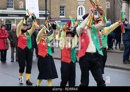 Whittlesey, España. 19 Jan, 2019. Whittlesey accueille la 40e Fête de l'ours de paille la procession le 19 janvier 2018. Le festival célèbre la vieille charrue Fenland coutume de défiler les ours de paille autour de la ville au mois de janvier de chaque année où ils consomment de la bière et du tabac de boeuf. Le cortège, mené par le faisceau des ours, a plus de 2o0 danseurs, musiciens et artistes. Ils effectuent, Molly traditionnel Morris, Boucher et l'épée de la danse. Il y a des concerts prévus pour les soirées Crédit : WansfordPhoto/Alamy Live News Banque D'Images