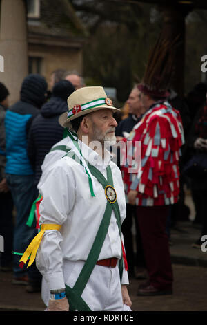 Whittlesey, España. 19 Jan, 2019. Whittlesey accueille la 40e Fête de l'ours de paille la procession le 19 janvier 2018. Le festival célèbre la vieille charrue Fenland coutume de défiler les ours de paille autour de la ville au mois de janvier de chaque année où ils consomment de la bière et du tabac de boeuf. Le cortège, mené par le faisceau des ours, a plus de 2o0 danseurs, musiciens et artistes. Ils effectuent, Molly traditionnel Morris, Boucher et l'épée de la danse. Il y a des concerts prévus pour les soirées Crédit : WansfordPhoto/Alamy Live News Banque D'Images