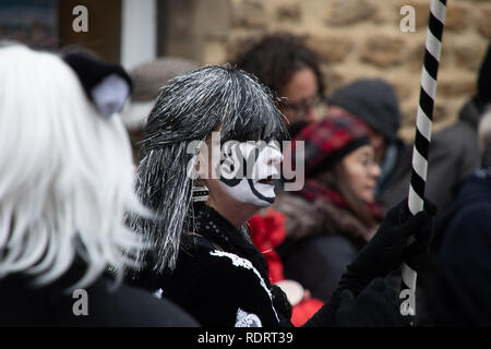 Whittlesey, España. 19 Jan, 2019. Whittlesey accueille la 40e Fête de l'ours de paille la procession le 19 janvier 2018. Le festival célèbre la vieille charrue Fenland coutume de défiler les ours de paille autour de la ville au mois de janvier de chaque année où ils consomment de la bière et du tabac de boeuf. Le cortège, mené par le faisceau des ours, a plus de 2o0 danseurs, musiciens et artistes. Ils effectuent, Molly traditionnel Morris, Boucher et l'épée de la danse. Il y a des concerts prévus pour les soirées Crédit : WansfordPhoto/Alamy Live News Banque D'Images