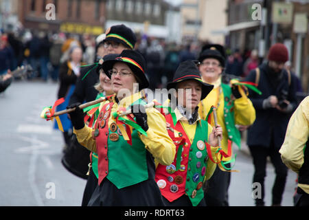 Whittlesey, España. 19 Jan, 2019. Whittlesey accueille la 40e Fête de l'ours de paille la procession le 19 janvier 2018. Le festival célèbre la vieille charrue Fenland coutume de défiler les ours de paille autour de la ville au mois de janvier de chaque année où ils consomment de la bière et du tabac de boeuf. Le cortège, mené par le faisceau des ours, a plus de 2o0 danseurs, musiciens et artistes. Ils effectuent, Molly traditionnel Morris, Boucher et l'épée de la danse. Il y a des concerts prévus pour les soirées Crédit : WansfordPhoto/Alamy Live News Banque D'Images