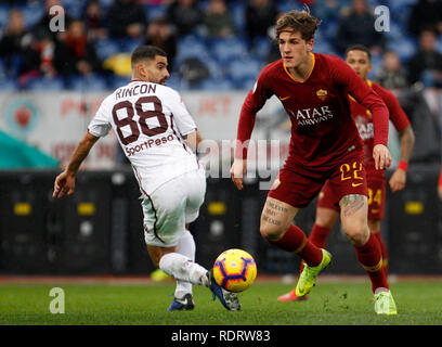 Rome, Italie, le 19 janvier, 2019. Roma's Nicolo' Zaniolo, droite, est contesté par le Torino Tomas Rincon durant la série un match de football entre les Roms et au Stade olympique de Turin. Roma a gagné 3-2. © Riccardo De Luca METTRE À JOUR LES IMAGES/ Alamy Live News Banque D'Images