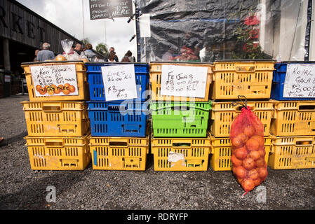 Des paniers en plastique coloré rempli de produits frais sur l'affichage à l'ancien marché de conditionnement à Kerikeri, Nouvelle-Zélande. Banque D'Images