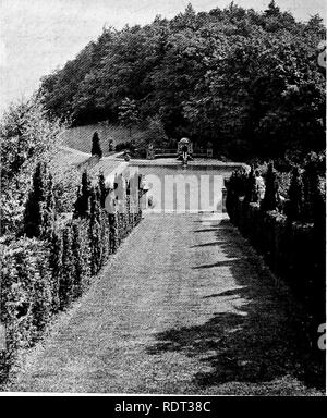 . Jardins pour les petites maisons de campagne . Jardins, l'anglais. 74 jardins pour les petites maisons de campagne. Chapitre VIII.-SUR Hillside Gardens. Lady Mary Montagu sur Digne-les escaliers terrasses-jardins en terrasses-matériaux peu coûteux-divers exemples. Pas de site donne une grande occasion pour le concepteur en tant qu'un qui descend en flèche. Si du point de vue de la maison ou le jardin, c'est un point discutable si ''il vaut mieux que la pente doit être vers le bas du nord au sud, avec une pente vers le haut ou vers le sud. En supposant que la chambre, c'est de faire face au sud, l'ancienne disposition signifie une opeii et ce dernier un enclos Banque D'Images