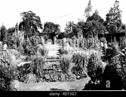 . Jardins pour les petites maisons de campagne . Jardins, l'anglais. JVestbrook^ Godalming. 31 qui sont en pleine flambée des couleurs chaudes du Midi et au début, pour la plupart, et d'écarlate ; orange dans les deux sens à la cool et tendre teintes qui sont plus le plan, reproduit en Fig. 36, donne une idée des détails étant omis. Aller vers le sud à partir de ce jardin, il y a encore du sable, qui lie bien ; ici il y a un verger de droite, et un arbustes épais vers la gauche. Soleil de l'après-midi sont dissimulés de forte, la couleur-scheme ronde de travail acceptable sur l'humide et d'autre., le régime général, moins la vaste Banque D'Images