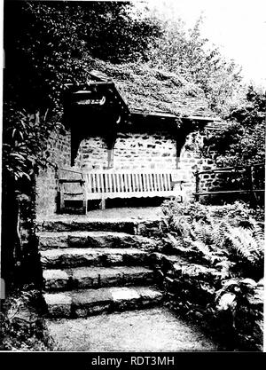 . Jardins pour les petites maisons de campagne . Jardins, l'anglais. Westbrook^ Godalming. 29 la vue. À travers et au-delà c'est la principale caractéristique de la conception, un grand jardin de fleurs irrécupérables circulaire de la mi-année et, plus tard, un amphithéâtre de l'été la gloire (Figs. 36 à 38). Quatre façons, douze pieds de large, avec des groupes de mesures et en partie en pente, conduire à la basse niveau herbeux, où un grand de l'octa- gonal réservoir avec une large bordure en pierre a de nombreux groupes de l'eau coloré-hlies. Les quatre voies sont ponctués, juste à l'intérieur. FIG. 34.-UN SIÈGE COUVERT. les frontières, par des résineux de dressée, les genévriers chinois, rendez-vous Banque D'Images