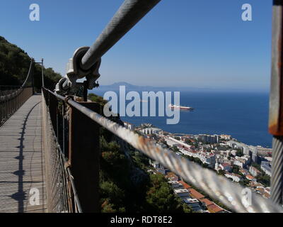 Câble en acier rouillé avec vue sur la mer d'un pont Banque D'Images