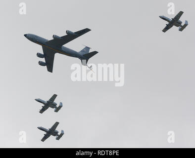 Boeing KC-135 Stratotanker ravitaillement en vol avec un jet-10 phacochères en formation pour le ravitaillement en air show de démonstration Banque D'Images