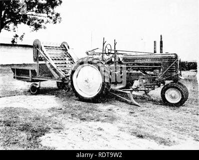 . L'arachide, la légumineuse imprévisibles ; un symposium. Arachides, arachides. Figure 8.-Après l'andainage avec side-râteau de livraison les arachides sont laissés à sécher.. Figure 9.-Tracteur équipé digger blades et agitateur mécanique pour le traitement des deux lignes à la fois.. Veuillez noter que ces images sont extraites de la page numérisée des images qui peuvent avoir été retouchées numériquement pour plus de lisibilité - coloration et l'aspect de ces illustrations ne peut pas parfaitement ressembler à l'œuvre originale.. Arant, F. S. (Frank Selman, 1904-) ; National Association d'engrais (1925- ) nourriture végétale Comité de recherche. Washington, National Fe Banque D'Images