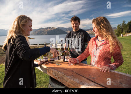 La dégustation du vin au Rippon avec de belles vues, des dégustations ont lieu en principe dans la salle de dégustation, mais à l'occasion, peut se produire dans la pelouse. Rippon est Banque D'Images