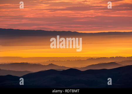 Baie de San Francisco et de San Mateo bridge au coucher du soleil vu de la Mt Diablo sommet, Mt Diablo State Park, comté de Contra Costa, baie de San Francisco, Banque D'Images