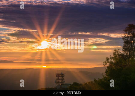 Sunburst sur baie de San Francisco comme vu du Mont Diablo, sommet Mt Diablo State Park, comté de Contra Costa, baie de San Francisco, Californie Banque D'Images