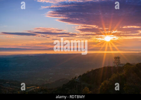 Coucher du soleil sunburst sur baie de San Francisco comme vu du Mont Diablo, sommet Mt Diablo State Park, comté de Contra Costa, baie de San Francisco, Californie Banque D'Images
