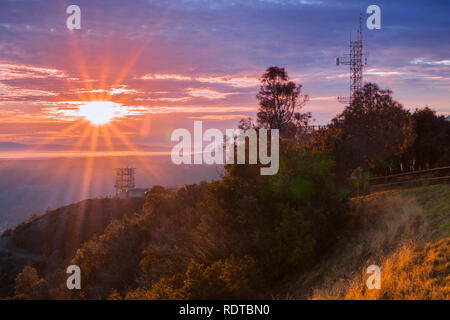 Sunburst sur baie de San Francisco comme vu du Mont Diablo, sommet Mt Diablo State Park, comté de Contra Costa, baie de San Francisco, Californie Banque D'Images