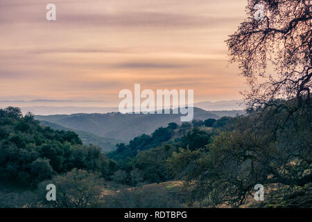 Paysage au coucher du soleil à Henry W. Coe State Park, South San Francisco, Californie Banque D'Images