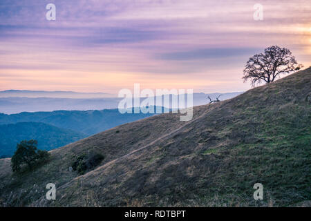 Ciel coucher de soleil coloré dans Henry W. Coe State Park, South San Francisco, Californie Banque D'Images