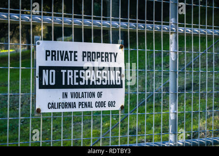 "La propriété privée, entrée interdite' signe affiché sur une clôture, en Californie Banque D'Images