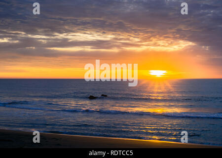 Coucher de soleil spectaculaire sur le littoral de l'océan Pacifique, San Simeon, en Californie Banque D'Images