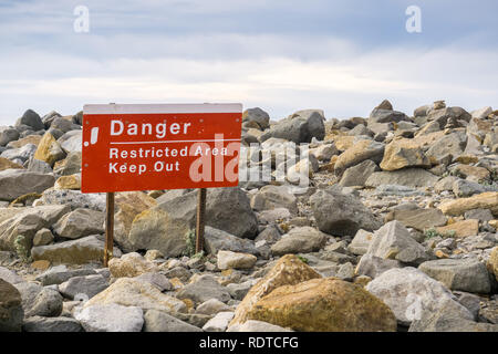 "Danger Zone Restreinte Garder hors' signe affiché sur le rivage de l'océan Pacifique sur une jetée fermée au public, Morro Bay, Californie Banque D'Images