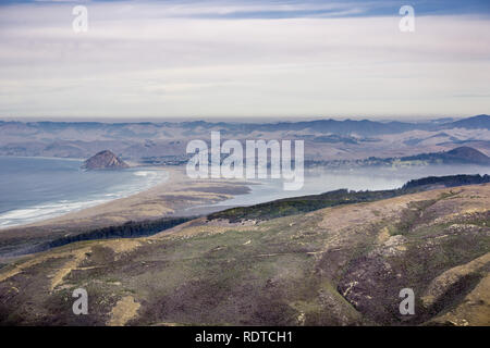 Vue de Morro Rock et Morro Bay State Park vu de Montana de oro State Park ; la couche de brouillard est couvrant Morro Bay, en Californie Banque D'Images