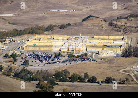 Vue aérienne de California Men's Colony, une prison d'état exclusivement mâles situé au nord-ouest de la ville de San Luis Obispo, San Luis Obispo County, Californie Banque D'Images