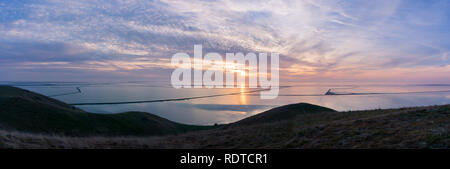 Colorful coucher de soleil sur la baie de San Francisco vu de Parc Régional Coyote Hills, Fremont, Californie Banque D'Images