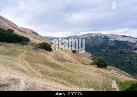 Sentier de randonnée pédestre à travers les collines et vallées de la Sierra Vista Open Space Préserver un jour de pluie, San Jose, Santa Clara County, Californie Banque D'Images