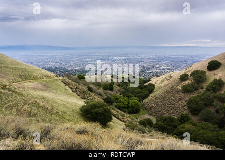 Des collines et des vallées dans la région de Alum Rock Park un jour de pluie ; San Jose, Californie, dans l'arrière-plan Banque D'Images