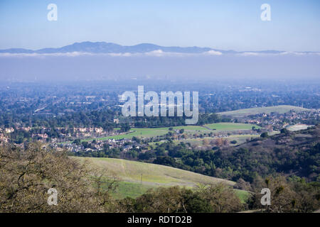 Vue aérienne de Cupertino et San Jose, Silicon Valley, South San Francisco Bay area ; Mount Hamilton ( et les observatoires) dans Diablo mountain Banque D'Images