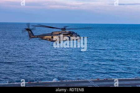 190117-N-ET513-0136 de l'OCÉAN ATLANTIQUE (jan. 17, 2019) Un MH-53E Sea Dragon hélicoptère, affecté à l'hélicoptère de la lutte contre les mines (HM) de l'escadron 15, prépare à la terre à bord du porte-avions USS George H. W. Bush (CVN 77). GHWB est en cours dans l'Océan Atlantique la réalisation d'exercices d'entraînement de routine pour maintenir l'état de préparation de l'opérateur. (U.S. Photo par marine Spécialiste de la communication de masse Kallysta 3e classe Castillo) Banque D'Images