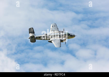 North American B-25 Mitchell, le Yankee Warrior un bombardier de la Deuxième Guerre mondiale voler dans l'air show Banque D'Images