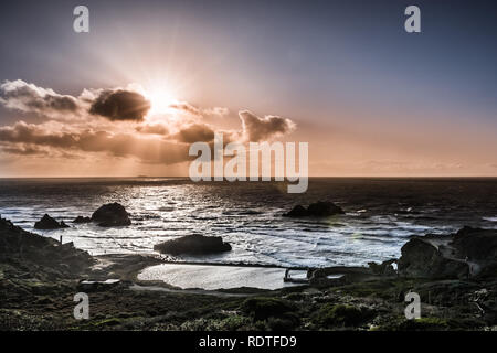 L'éclatement du soleil derrière les nuages, Lands End, San Francisco, Californie Banque D'Images