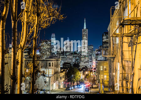 Le quartier financier de San Francisco skyline sur une nuit étoilée, Californie Banque D'Images