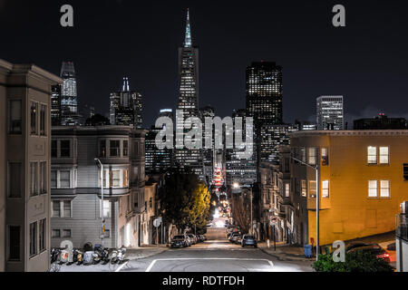 Le quartier financier de San Francisco skyline sur une nuit étoilée, Californie Banque D'Images