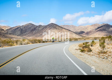 Vélo Tandem sur l'une des routes dans Joshua Tree National Park ; montagnes rocheuses en arrière-plan, South California Banque D'Images