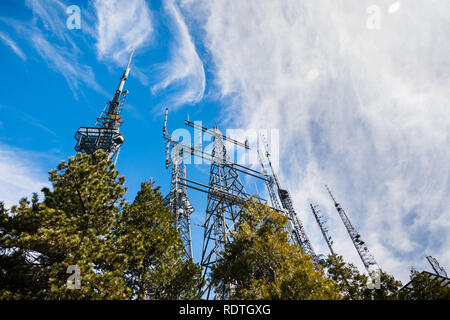 Pylônes de télécommunications sur le sommet du Mont Wilson ; Los Angeles County, Californie Banque D'Images