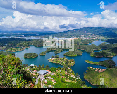 Vue imprenable sur le lac de Guatape Piedra El Penol, Colombie Banque D'Images