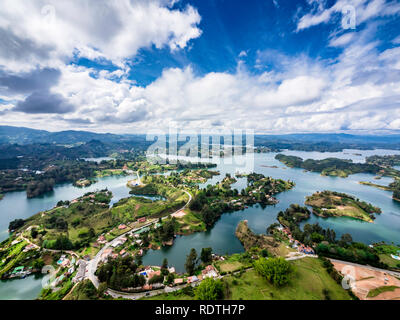 Vue imprenable sur le lac de Guatape Piedra El Penol, Colombie Banque D'Images