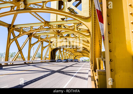 Les voitures qui circulent sur le Tower Bridge à Sacramento, Californie Banque D'Images