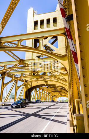 Les voitures qui circulent sur le Tower Bridge à Sacramento, Californie Banque D'Images